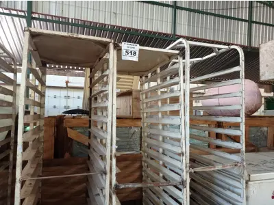 LOTE 518 - 03 CARRINHOS PARA TRANSPORTE DE BANDEJAS. (NO ESTADO) ATENÇÃO! FAZER A VISITAÇÃO ANTES DE ARREMATAR, NÃO SABEMOS SE FUNCIONA. LEILÃO NÃO TEM GARANTIA E NEM DEVOLUÇÃO, SUJEITO A POSSÍVEIS AVARIAS VISÍVEIS/OCULTAS E/OU AUSÊNCIA DE COMPONENTES.