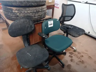 LOTE 446 - 03 CADEIRAS DE ESCRITÓRIO COM BASES GIRATÓRIAS. (NO ESTADO) ATENÇÃO! FAZER A VISITAÇÃO ANTES DE ARREMATAR, NÃO SABEMOS SE FUNCIONA. LEILÃO NÃO TEM GARANTIA E NEM DEVOLUÇÃO, SUJEITO A POSSÍVEIS AVARIAS VISÍVEIS/OCULTAS E/OU AUSÊNCIA DE COMPONENTES.