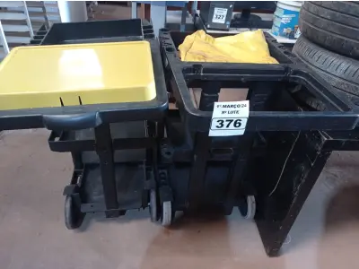 LOTE 376 - 02 CARRINHOS DE LIMPEZA INCOMPLETOS. (NO ESTADO) ATENÇÃO! FAZER A VISITAÇÃO ANTES DE ARREMATAR, NÃO SABEMOS SE FUNCIONA. LEILÃO NÃO TEM GARANTIA E NEM DEVOLUÇÃO, SUJEITO A POSSÍVEIS AVARIAS VISÍVEIS/OCULTAS E/OU AUSÊNCIA DE COMPONENTES.