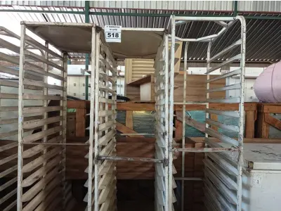 LOTE 518 - 03 CARRINHOS PARA TRANSPORTE DE BANDEJAS. (NO ESTADO) ATENÇÃO! FAZER A VISITAÇÃO ANTES DE ARREMATAR, NÃO SABEMOS SE FUNCIONA. LEILÃO NÃO TEM GARANTIA E NEM DEVOLUÇÃO, SUJEITO A POSSÍVEIS AVARIAS VISÍVEIS/OCULTAS E/OU AUSÊNCIA DE COMPONENTES.