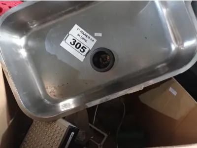 LOTE 305 - 01 CUBA PARA PIA, DIVERSAS PEÇAS PARA BANHEIRO E PARAFUSOS DIVERSOS. (NO ESTADO) ATENÇÃO! FAZER A VISITAÇÃO ANTES DE ARREMATAR, NÃO SABEMOS SE FUNCIONA. LEILÃO NÃO TEM GARANTIA E NEM DEVOLUÇÃO, SUJEITO A POSSÍVEIS AVARIAS VISÍVEIS/OCULTAS E/OU AUSÊNCIA DE COMPONENTES.