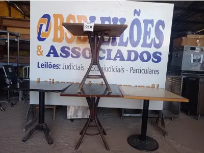 LOTE 010 - 04 MESAS EM MADEIRA SENDO 02 COM BASE DE FERRO MEDINDO 70CMX70CM. (NO ESTADO, NÃO SABEMOS SE FUNCIONA. LEILÃO NÃO TEM GARANTIA E NEM DEVOLUÇÃO).