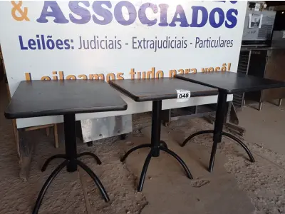 LOTE 048 - 03 MESAS DE MADEIRA E PÉS DE FERRO MEDIDAS VARIADAS. (NO ESTADO, NÃO SABEMOS SE FUNCIONA. LEILÃO NÃO TEM GARANTIA E NEM DEVOLUÇÃO).