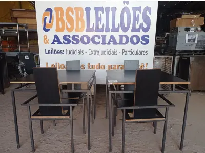 LOTE 027 - 02 MESAS DESIGN ARROJADO COM TAMPO DE MADEIRA E PÉS DE FERRO COM 04 CADEIRAS MEDINDO 80CMX80CM. (NO ESTADO, NÃO SABEMOS SE FUNCIONA. LEILÃO NÃO TEM GARANTIA E NEM DEVOLUÇÃO).