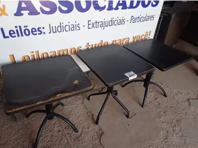 LOTE 047 - 03 MESAS DE MADEIRA E PÉS DE FERRO MEDIDAS VARIADAS. (NO ESTADO, NÃO SABEMOS SE FUNCIONA. LEILÃO NÃO TEM GARANTIA E NEM DEVOLUÇÃO).