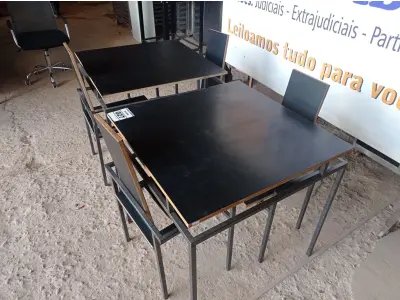 LOTE 027 - 02 MESAS DESIGN ARROJADO COM TAMPO DE MADEIRA E PÉS DE FERRO COM 04 CADEIRAS MEDINDO 80CMX80CM. (NO ESTADO, NÃO SABEMOS SE FUNCIONA. LEILÃO NÃO TEM GARANTIA E NEM DEVOLUÇÃO).