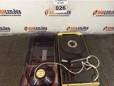 LOTE 026 - 01 TOCA DISCOS ANTIGO. (NO ESTADO) ATENÇÃO! FAZER A VISITAÇÃO ANTES DE ARREMATAR, NÃO SABEMOS SE FUNCIONA. LEILÃO NÃO TEM GARANTIA E NEM DEVOLUÇÃO, SUJEITO A POSSÍVEIS AVARIAS VISÍVEIS/OCULTAS E/OU AUSÊNCIA DE COMPONENTES.