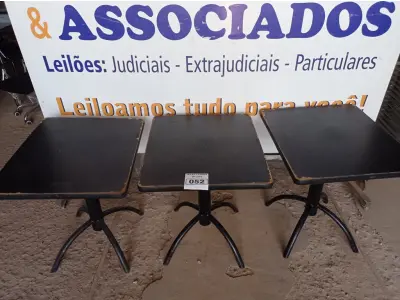 LOTE 052 - 03 MESAS DE MADEIRA E PÉS DE FERRO MEDIDAS VARIADAS. (NO ESTADO, NÃO SABEMOS SE FUNCIONA. LEILÃO NÃO TEM GARANTIA E NEM DEVOLUÇÃO).