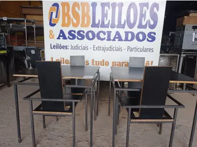 LOTE 033 - 02 MESAS DESIGN ARROJADO COM TAMPO DE MADEIRA E PÉS DE FERRO COM 04 CADEIRAS MEDINDO 80CMX80CM. (NO ESTADO, NÃO SABEMOS SE FUNCIONA. LEILÃO NÃO TEM GARANTIA E NEM DEVOLUÇÃO).