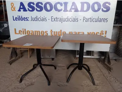 LOTE 072 - 02 MESAS COM TAMPO DE MADEIRA E PÉS DE FERRO MEDINDO 70CMX70CM. (NO ESTADO, NÃO SABEMOS SE FUNCIONA. LEILÃO NÃO TEM GARANTIA E NEM DEVOLUÇÃO).