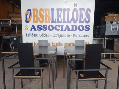 LOTE 032 - 02 MESAS DESIGN ARROJADO COM TAMPO DE MADEIRA E PÉS DE FERRO COM 04 CADEIRAS MEDINDO 80CMX80CM. (NO ESTADO, NÃO SABEMOS SE FUNCIONA. LEILÃO NÃO TEM GARANTIA E NEM DEVOLUÇÃO).