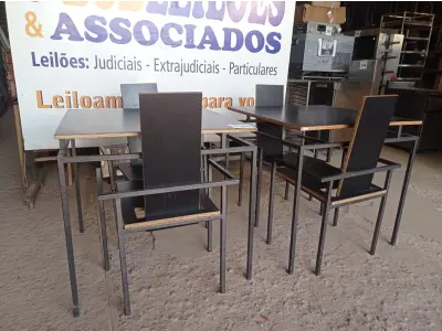 LOTE 028 - 02 MESAS DESIGN ARROJADO COM TAMPO DE MADEIRA E PÉS DE FERRO COM 04 CADEIRAS MEDINDO 80CMX80CM. (NO ESTADO, NÃO SABEMOS SE FUNCIONA. LEILÃO NÃO TEM GARANTIA E NEM DEVOLUÇÃO).