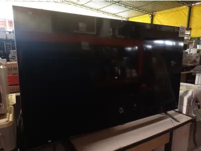 LOTE 141 - 01 TV SAMSUNG 65” POL PARA RETIRADA DE PEÇAS. (NO ESTADO) ATENÇÃO! FAZER A VISITAÇÃO ANTES DE ARREMATAR, NÃO SABEMOS SE FUNCIONA. LEILÃO NÃO TEM GARANTIA E NEM DEVOLUÇÃO, SUJEITO A POSSÍVEIS AVARIAS VISÍVEIS/OCULTAS E/OU AUSÊNCIA DE COMPONENTES.
