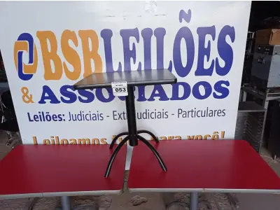 LOTE 053 - 03 MESAS DE MADEIRA E PÉS DE FERRO MEDIDAS VARIADAS. (NO ESTADO, NÃO SABEMOS SE FUNCIONA. LEILÃO NÃO TEM GARANTIA E NEM DEVOLUÇÃO).