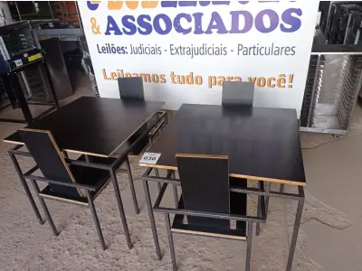 LOTE 030 - 02 MESAS DESIGN ARROJADO COM TAMPO DE MADEIRA E PÉS DE FERRO COM 04 CADEIRAS MEDINDO 80CMX80CM. (NO ESTADO, NÃO SABEMOS SE FUNCIONA. LEILÃO NÃO TEM GARANTIA E NEM DEVOLUÇÃO).