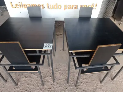 LOTE 032 - 02 MESAS DESIGN ARROJADO COM TAMPO DE MADEIRA E PÉS DE FERRO COM 04 CADEIRAS MEDINDO 80CMX80CM. (NO ESTADO, NÃO SABEMOS SE FUNCIONA. LEILÃO NÃO TEM GARANTIA E NEM DEVOLUÇÃO).