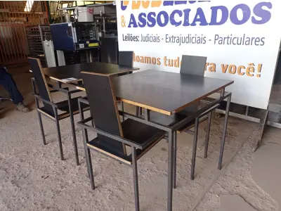 LOTE 029 - 02 MESAS DESIGN ARROJADO COM TAMPO DE MADEIRA E PÉS DE FERRO COM 04 CADEIRAS MEDINDO 80CMX80CM. (NO ESTADO, NÃO SABEMOS SE FUNCIONA. LEILÃO NÃO TEM GARANTIA E NEM DEVOLUÇÃO).