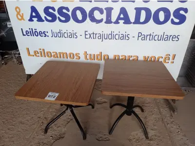 LOTE 072 - 02 MESAS COM TAMPO DE MADEIRA E PÉS DE FERRO MEDINDO 70CMX70CM. (NO ESTADO, NÃO SABEMOS SE FUNCIONA. LEILÃO NÃO TEM GARANTIA E NEM DEVOLUÇÃO).