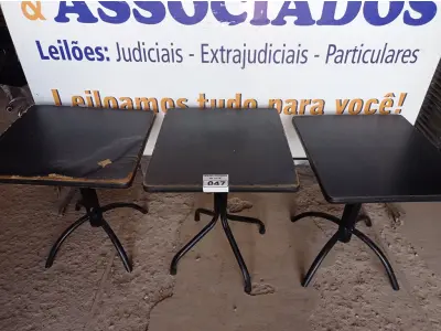 LOTE 047 - 03 MESAS DE MADEIRA E PÉS DE FERRO MEDIDAS VARIADAS. (NO ESTADO, NÃO SABEMOS SE FUNCIONA. LEILÃO NÃO TEM GARANTIA E NEM DEVOLUÇÃO).
