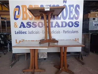 LOTE 012 - 03 MESAS DE MADEIRA MEDINDO 75XCM75CM. (NO ESTADO, NÃO SABEMOS SE FUNCIONA. LEILÃO NÃO TEM GARANTIA E NEM DEVOLUÇÃO).
