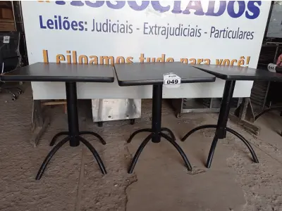 LOTE 049 - 03 MESAS DE MADEIRA E PÉS DE FERRO MEDIDAS VARIADAS. (NO ESTADO, NÃO SABEMOS SE FUNCIONA. LEILÃO NÃO TEM GARANTIA E NEM DEVOLUÇÃO).