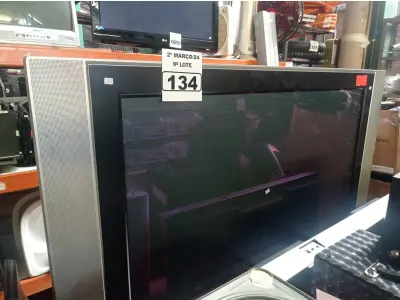 LOTE 134 - 01 TV PHILIPS 42” POL PARA RETIRADA DE PEÇAS. (NO ESTADO) ATENÇÃO! FAZER A VISITAÇÃO ANTES DE ARREMATAR, NÃO SABEMOS SE FUNCIONA. LEILÃO NÃO TEM GARANTIA E NEM DEVOLUÇÃO, SUJEITO A POSSÍVEIS AVARIAS VISÍVEIS/OCULTAS E/OU AUSÊNCIA DE COMPONENTES.