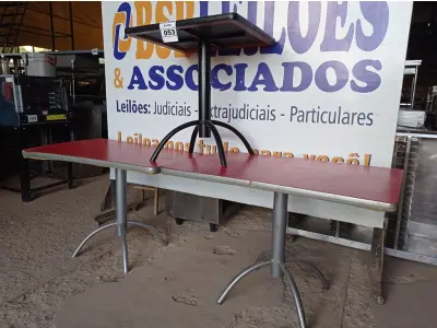 LOTE 053 - 03 MESAS DE MADEIRA E PÉS DE FERRO MEDIDAS VARIADAS. (NO ESTADO, NÃO SABEMOS SE FUNCIONA. LEILÃO NÃO TEM GARANTIA E NEM DEVOLUÇÃO).