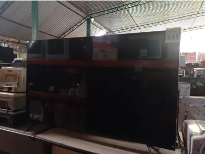 LOTE 141 - 01 TV SAMSUNG 65” POL PARA RETIRADA DE PEÇAS. (NO ESTADO) ATENÇÃO! FAZER A VISITAÇÃO ANTES DE ARREMATAR, NÃO SABEMOS SE FUNCIONA. LEILÃO NÃO TEM GARANTIA E NEM DEVOLUÇÃO, SUJEITO A POSSÍVEIS AVARIAS VISÍVEIS/OCULTAS E/OU AUSÊNCIA DE COMPONENTES.