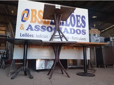 LOTE 010 - 04 MESAS EM MADEIRA SENDO 02 COM BASE DE FERRO MEDINDO 70CMX70CM. (NO ESTADO, NÃO SABEMOS SE FUNCIONA. LEILÃO NÃO TEM GARANTIA E NEM DEVOLUÇÃO).