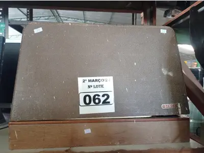 LOTE 062 - 01 MÁQUINA DE COSTURA MARCA SINGER. (NO ESTADO) ATENÇÃO! FAZER A VISITAÇÃO ANTES DE ARREMATAR, NÃO SABEMOS SE FUNCIONA. LEILÃO NÃO TEM GARANTIA E NEM DEVOLUÇÃO, SUJEITO A POSSÍVEIS AVARIAS VISÍVEIS/OCULTAS E/OU AUSÊNCIA DE COMPONENTES.