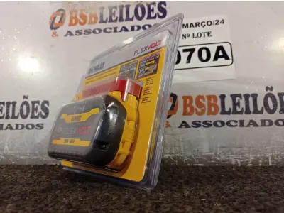 LOTE 070 - 01 BATERIA DE ION DE LÍTIO DE 20V-60V MÁXIMA COM INDICADOR DE CARGA MARCA DEWALT 6AH MODELO DCB606. (NOVO) (NO ESTADO) ATENÇÃO! FAZER A VISITAÇÃO ANTES DE ARREMATAR, NÃO SABEMOS SE FUNCIONA. LEILÃO NÃO TEM GARANTIA E NEM DEVOLUÇÃO, SUJEITO A POSSÍVEIS AVARIAS VISÍVEIS/OCULTAS E/OU AUSÊNCIA DE COMPONENTES.
