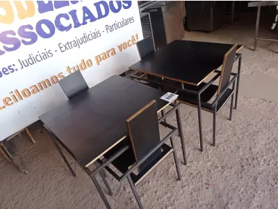 LOTE 029 - 02 MESAS DESIGN ARROJADO COM TAMPO DE MADEIRA E PÉS DE FERRO COM 04 CADEIRAS MEDINDO 80CMX80CM. (NO ESTADO, NÃO SABEMOS SE FUNCIONA. LEILÃO NÃO TEM GARANTIA E NEM DEVOLUÇÃO).