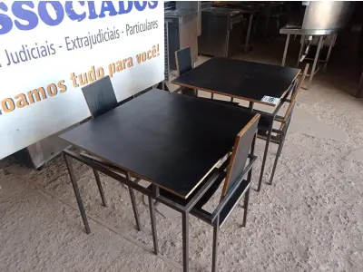 LOTE 026 - 02 MESAS DESIGN ARROJADO COM TAMPO DE MADEIRA E PÉS DE FERRO COM 04 CADEIRAS MEDINDO 80CMX80CM. (NO ESTADO, NÃO SABEMOS SE FUNCIONA. LEILÃO NÃO TEM GARANTIA E NEM DEVOLUÇÃO).