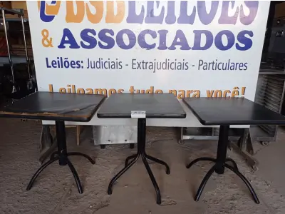 LOTE 047 - 03 MESAS DE MADEIRA E PÉS DE FERRO MEDIDAS VARIADAS. (NO ESTADO, NÃO SABEMOS SE FUNCIONA. LEILÃO NÃO TEM GARANTIA E NEM DEVOLUÇÃO).