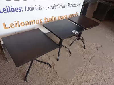LOTE 046 - 03 MESAS DE MADEIRA E PÉS DE FERRO MEDIDAS VARIADAS. (NO ESTADO, NÃO SABEMOS SE FUNCIONA. LEILÃO NÃO TEM GARANTIA E NEM DEVOLUÇÃO).