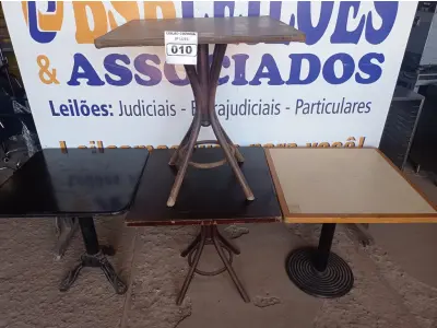LOTE 010 - 04 MESAS EM MADEIRA SENDO 02 COM BASE DE FERRO MEDINDO 70CMX70CM. (NO ESTADO, NÃO SABEMOS SE FUNCIONA. LEILÃO NÃO TEM GARANTIA E NEM DEVOLUÇÃO).