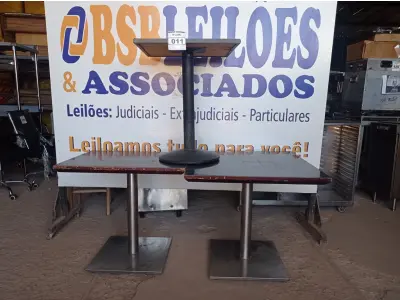 LOTE 011 - 03 MESAS DE MADEIRA COM BASE DE FERRO MEDINDO MEDIDAS VARIADAS. (NO ESTADO, NÃO SABEMOS SE FUNCIONA. LEILÃO NÃO TEM GARANTIA E NEM DEVOLUÇÃO).