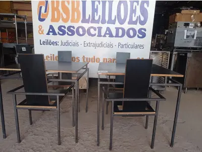 LOTE 026 - 02 MESAS DESIGN ARROJADO COM TAMPO DE MADEIRA E PÉS DE FERRO COM 04 CADEIRAS MEDINDO 80CMX80CM. (NO ESTADO, NÃO SABEMOS SE FUNCIONA. LEILÃO NÃO TEM GARANTIA E NEM DEVOLUÇÃO).