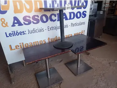 LOTE 011 - 03 MESAS DE MADEIRA COM BASE DE FERRO MEDINDO MEDIDAS VARIADAS. (NO ESTADO, NÃO SABEMOS SE FUNCIONA. LEILÃO NÃO TEM GARANTIA E NEM DEVOLUÇÃO).