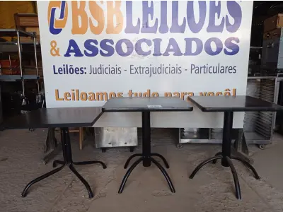 LOTE 046 - 03 MESAS DE MADEIRA E PÉS DE FERRO MEDIDAS VARIADAS. (NO ESTADO, NÃO SABEMOS SE FUNCIONA. LEILÃO NÃO TEM GARANTIA E NEM DEVOLUÇÃO).