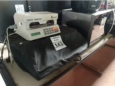 LOTE 143 - 01 MÁQUINA DE ESCREVER E 01 MÁQUINA DE PREENCHER CHEQUES. (NO ESTADO) ATENÇÃO! FAZER A VISITAÇÃO ANTES DE ARREMATAR, NÃO SABEMOS SE FUNCIONA. LEILÃO NÃO TEM GARANTIA E NEM DEVOLUÇÃO, SUJEITO A POSSÍVEIS AVARIAS VISÍVEIS/OCULTAS E/OU AUSÊNCIA DE COMPONENTES.
