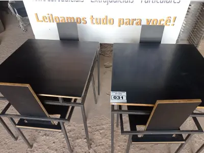 LOTE 031 - 02 MESAS DESIGN ARROJADO COM TAMPO DE MADEIRA E PÉS DE FERRO COM 04 CADEIRAS MEDINDO 80CMX80CM. (NO ESTADO, NÃO SABEMOS SE FUNCIONA. LEILÃO NÃO TEM GARANTIA E NEM DEVOLUÇÃO).