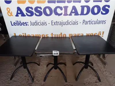 LOTE 048 - 03 MESAS DE MADEIRA E PÉS DE FERRO MEDIDAS VARIADAS. (NO ESTADO, NÃO SABEMOS SE FUNCIONA. LEILÃO NÃO TEM GARANTIA E NEM DEVOLUÇÃO).