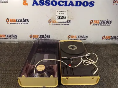 LOTE 026 - 01 TOCA DISCOS ANTIGO. (NO ESTADO) ATENÇÃO! FAZER A VISITAÇÃO ANTES DE ARREMATAR, NÃO SABEMOS SE FUNCIONA. LEILÃO NÃO TEM GARANTIA E NEM DEVOLUÇÃO, SUJEITO A POSSÍVEIS AVARIAS VISÍVEIS/OCULTAS E/OU AUSÊNCIA DE COMPONENTES.