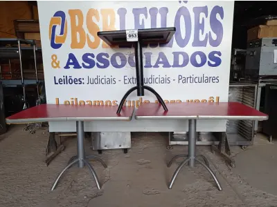 LOTE 053 - 03 MESAS DE MADEIRA E PÉS DE FERRO MEDIDAS VARIADAS. (NO ESTADO, NÃO SABEMOS SE FUNCIONA. LEILÃO NÃO TEM GARANTIA E NEM DEVOLUÇÃO).