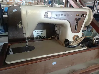 LOTE 062 - 01 MÁQUINA DE COSTURA MARCA SINGER. (NO ESTADO) ATENÇÃO! FAZER A VISITAÇÃO ANTES DE ARREMATAR, NÃO SABEMOS SE FUNCIONA. LEILÃO NÃO TEM GARANTIA E NEM DEVOLUÇÃO, SUJEITO A POSSÍVEIS AVARIAS VISÍVEIS/OCULTAS E/OU AUSÊNCIA DE COMPONENTES.