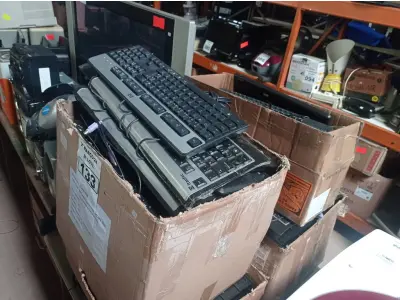 LOTE 133 - 01 LOTE COM GRANDE QUANTIDADE DE TECLADOS PARA PC MARCAS E MODELOS DIVERSOS. (NO ESTADO) ATENÇÃO! FAZER A VISITAÇÃO ANTES DE ARREMATAR, NÃO SABEMOS SE FUNCIONA. LEILÃO NÃO TEM GARANTIA E NEM DEVOLUÇÃO, SUJEITO A POSSÍVEIS AVARIAS VISÍVEIS/OCULTAS E/OU AUSÊNCIA DE COMPONENTES.