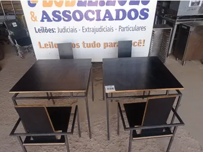 LOTE 026 - 02 MESAS DESIGN ARROJADO COM TAMPO DE MADEIRA E PÉS DE FERRO COM 04 CADEIRAS MEDINDO 80CMX80CM. (NO ESTADO, NÃO SABEMOS SE FUNCIONA. LEILÃO NÃO TEM GARANTIA E NEM DEVOLUÇÃO).
