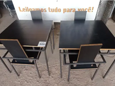 LOTE 029 - 02 MESAS DESIGN ARROJADO COM TAMPO DE MADEIRA E PÉS DE FERRO COM 04 CADEIRAS MEDINDO 80CMX80CM. (NO ESTADO, NÃO SABEMOS SE FUNCIONA. LEILÃO NÃO TEM GARANTIA E NEM DEVOLUÇÃO).