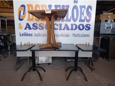 LOTE 013 - 03 MESAS DE MADEIRA COM PÉS DE FERRO MEDIDAS VARIADAS. (NO ESTADO, NÃO SABEMOS SE FUNCIONA. LEILÃO NÃO TEM GARANTIA E NEM DEVOLUÇÃO).